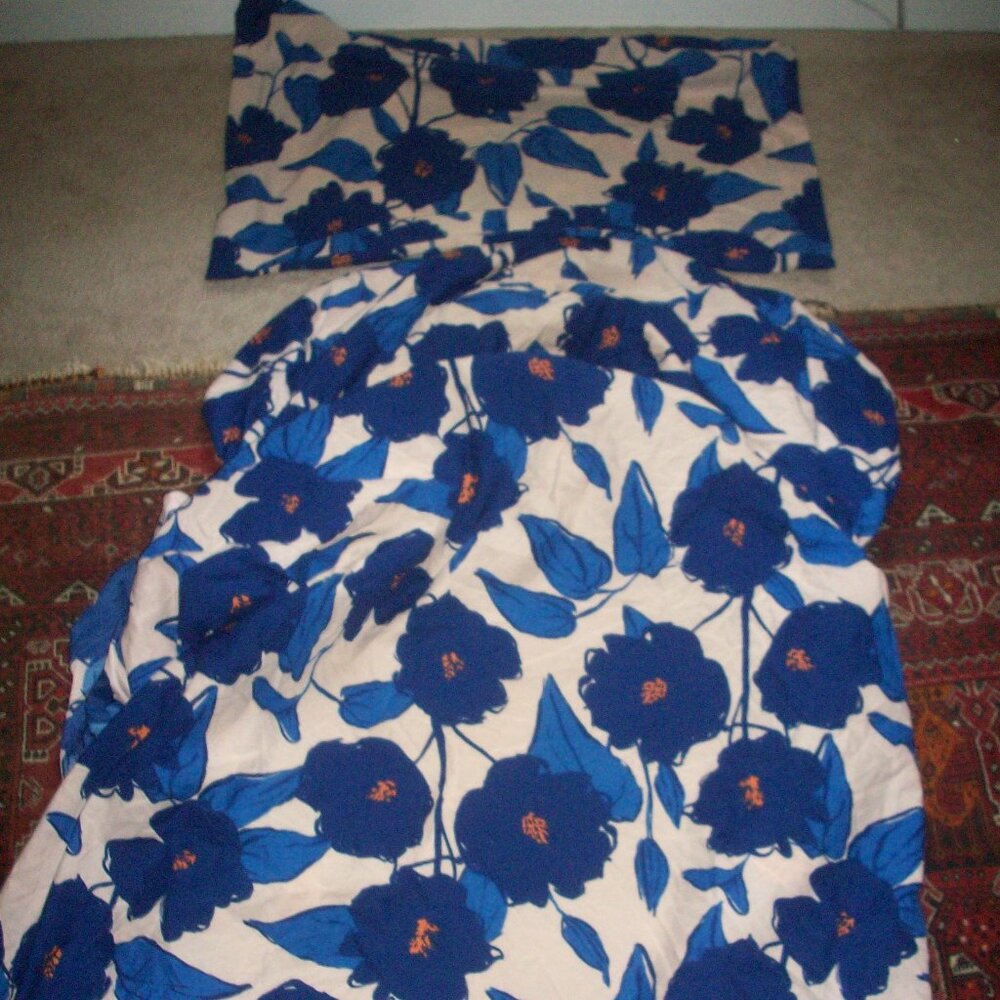 Room Essentials Microfiber Sheet 2 pcs Twin/ Twin XL Fitted Sheet, 1 pillow case
